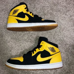 Nike Air Jordan 1 Retro New Love Men's Size 10 Black Yellow 554724-035